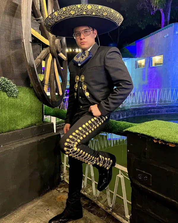 Ricardo Velasco en traje de charro negro con botonadura dorada y sombrero