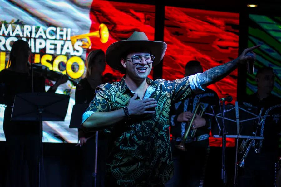 El Príncipe De La Ranchera en tarima junto a los músicos del mariachi