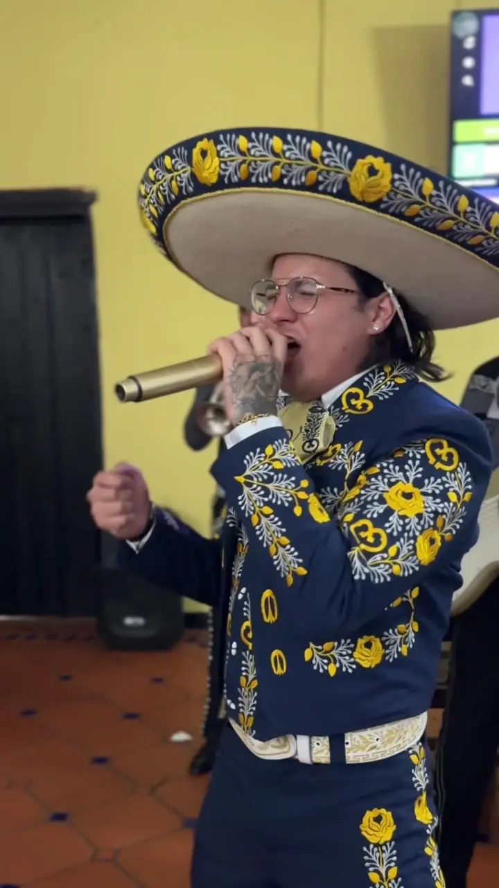 Ricardo Velasco con traje de charro azul y dorado, cantando con su Mariachi 507 en Maracay